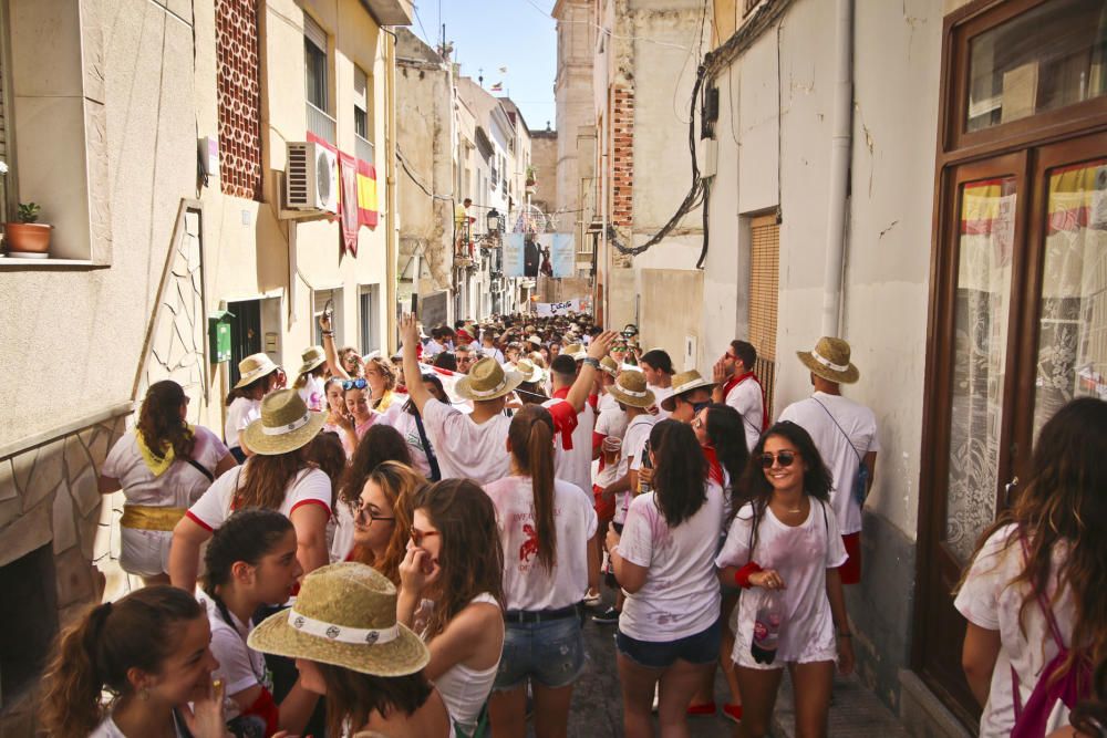 La ermita de San Roque congrega a decenas de personas para comenzar los festejos patronales y de Moros y Cristianos