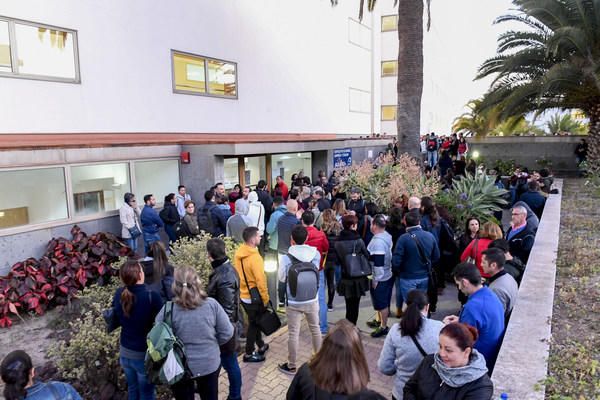 19-01-19 CANARIAS Y ECONOMIA. CAMPUS DE TAFIRA. LAS PALMAS DE GRAN CANARIA. Oposiciones a Correos. 6.000 personas se presentan a las oposiciones a Correos.  Fotos: Juan Castro.  | 19/01/2020 | Fotógrafo: Juan Carlos Castro