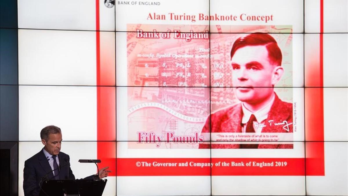 El gobernador del Banco de Inglaterra muestra un diseño del billete con la efigie del matemático Alan Turing.