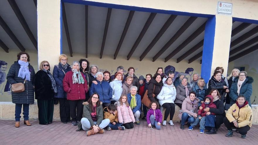 Un grupo de mujeres se concentró en el antiguo lavadero de Ambel, recientemente decorado con pinturas que homenajean a tantas mujeres que allí trabajaron. En este rincón tuvo lugar la lectura del manifiesto del 25N.