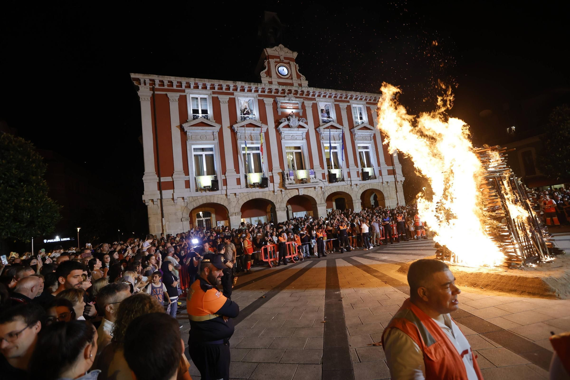 Así fue la hoguera de San Xuan en Mieres: arte, fuego y un dragón gigante