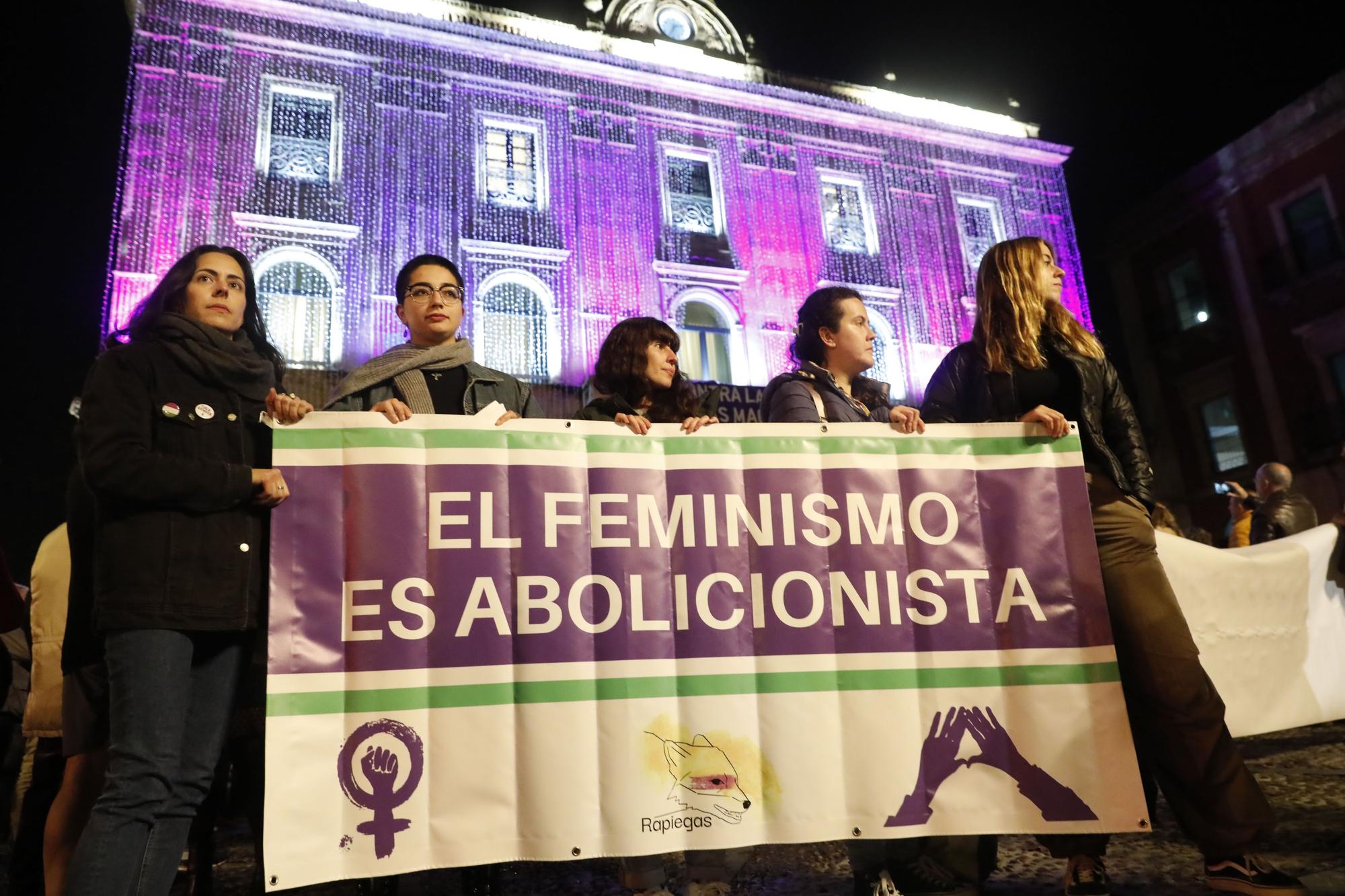 En imágenes: Gijón se cita en la plaza Mayor por el Día Internacional de la Eliminación de la Violencia contra las Mujeres