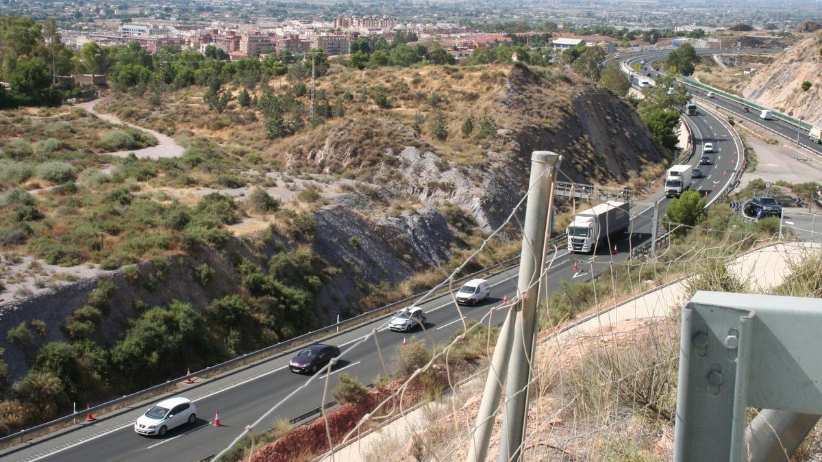 Retenciones en la autovía A-7 poco antes del túnel del Castillo donde se cortaba un carril en dirección a Murcia para posibilitar las obras.