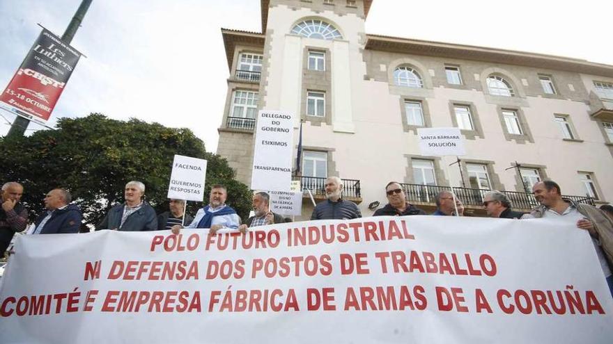 Concentración de los extrabajadores de UGT ayer frente a la Delegación del Gobierno.