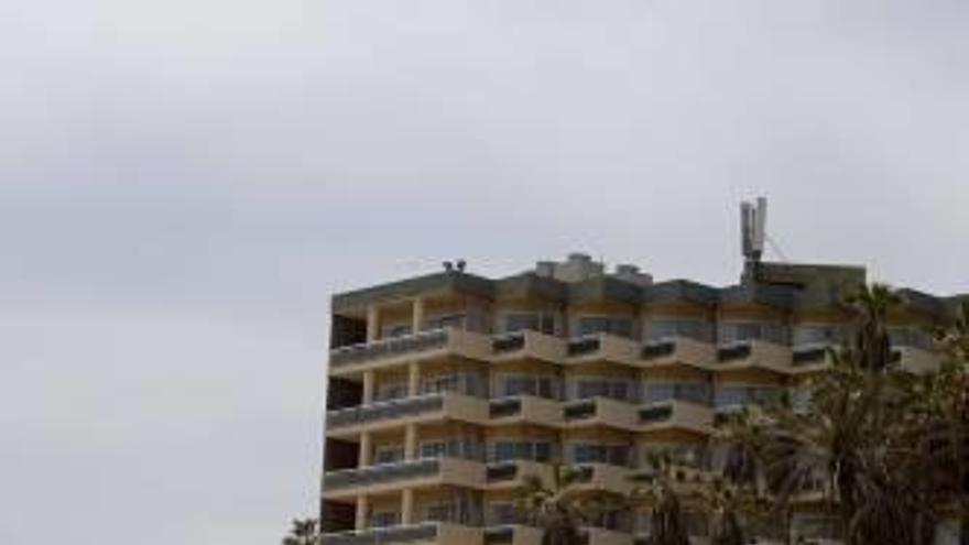 La demolición del hotel Sidi se realizará planta a planta con máquinas de derribo