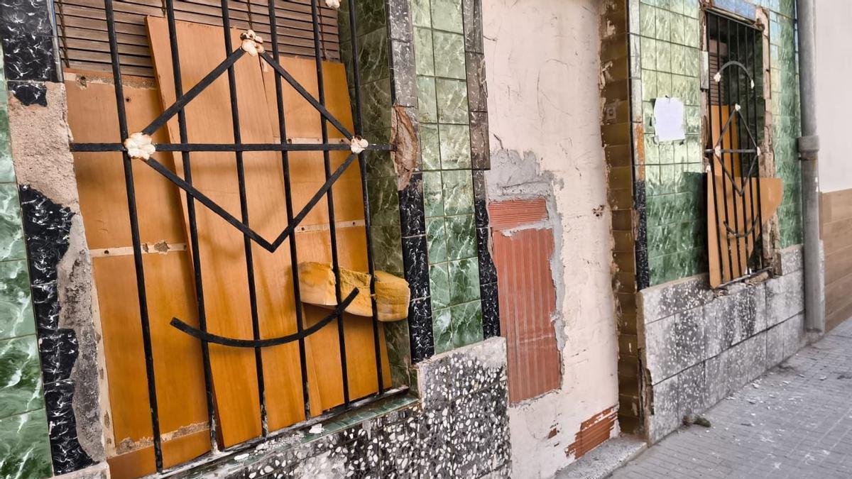 La vivienda, con ventanas y puerta tapadas.