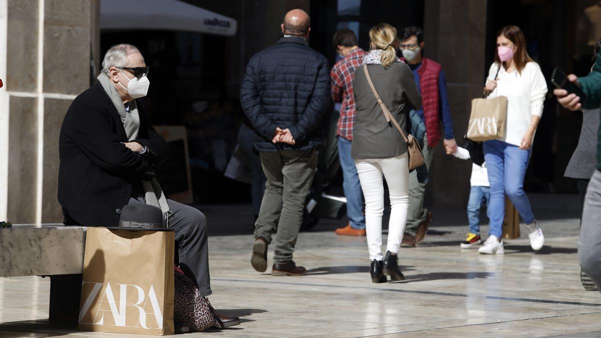 Malagueños pasean por la calle con mascarilla, en una imagen de archivo.