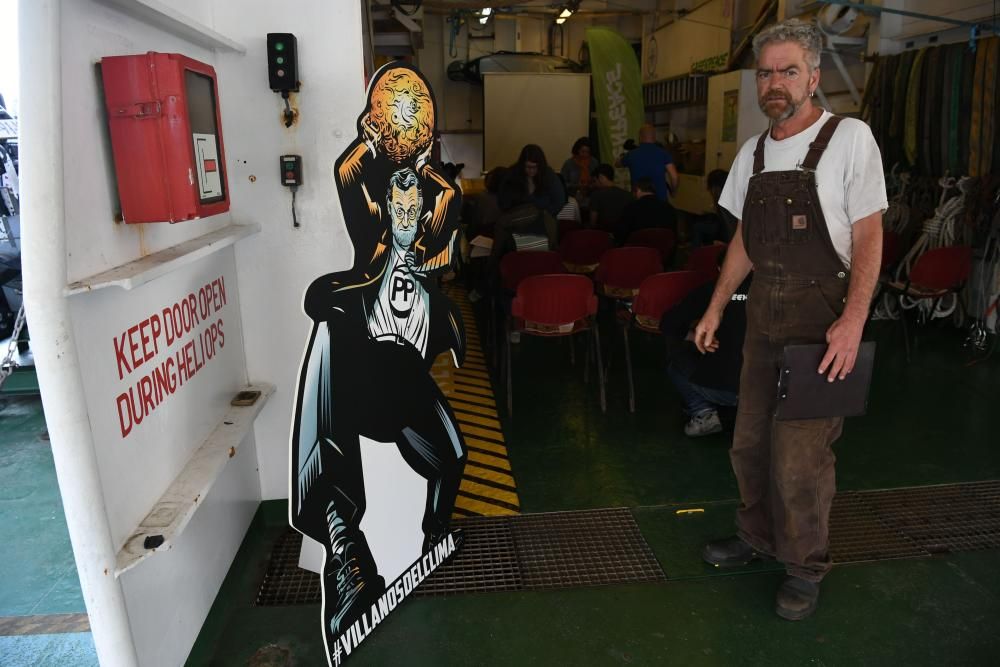 La organización ecologista atraca su barco 'Esperanza', en A Coruña, donde permanecerá atracado unos días para iniciar un recorrido por el Cantábrico bajo el lema 'Misión salvar el clima'.