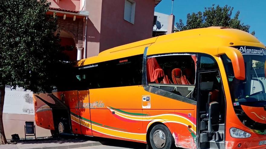 Un autobús escolar se empotra en Rute contra una casa mientras esperaba a los alumnos