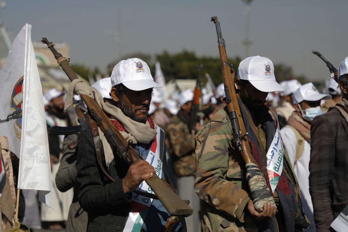 Archivo - Miembros de los rebeldes hutíes durante un desfile militar en Yemen (archivo)