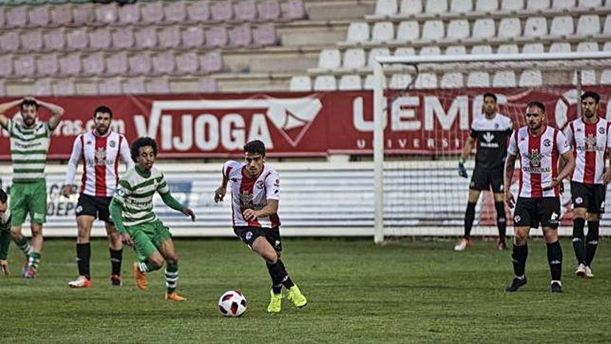 David Álvarez trata de montar un contragolpe tras evitar el Zamora CF una ocasión de gol.