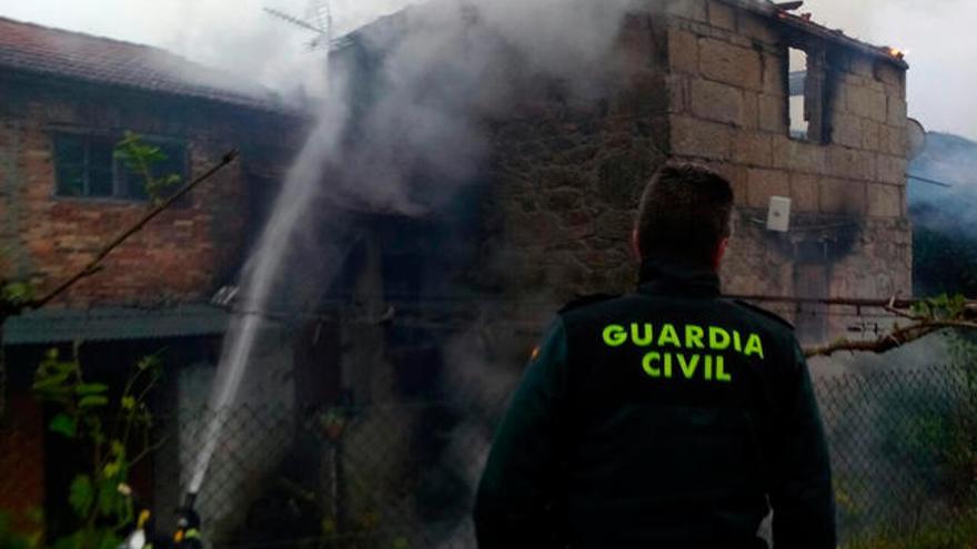 Agentes de la Guardia Civil ante la casa de Arbo. //GC