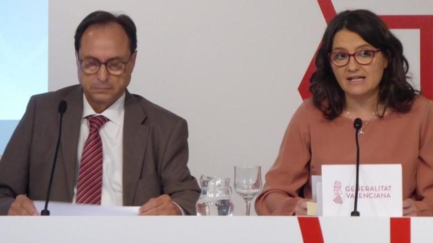El conseller de Hacienda, Vicent Soler, y la vicepresidenta de la Generalitat, Mónica Oltra, ayer en València.