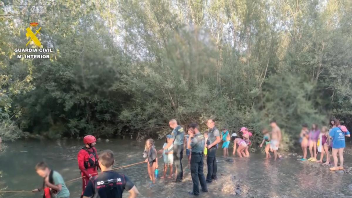 Los bomberos rescatan a veintitrés menores y dos monitores sorprendidos por una crecida del Gállego en Biescas