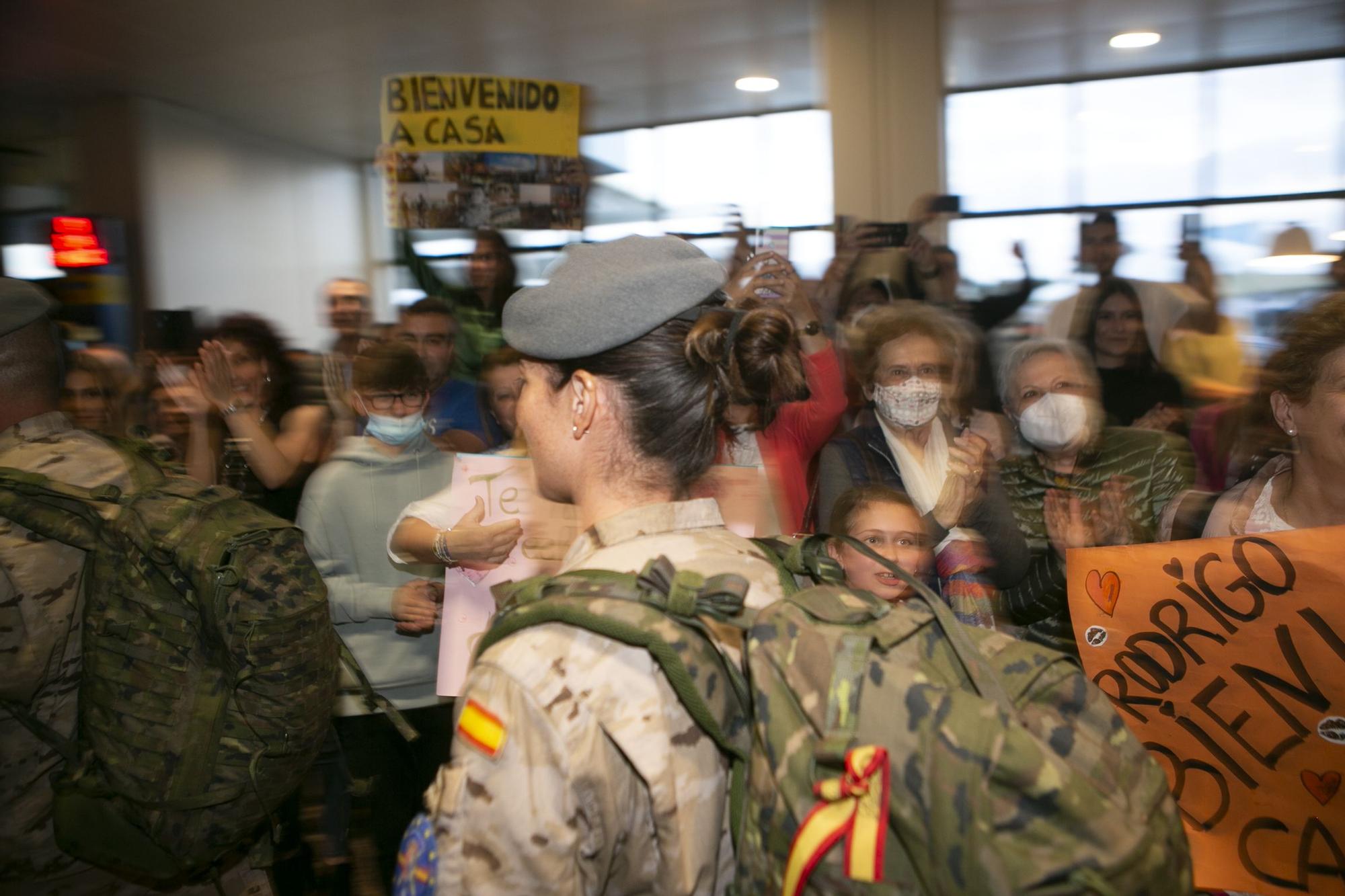 Emocionante llegada al aeropuerto de Asturias de los militares que regresaron de Mali