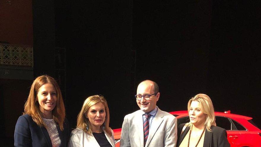 Las premiadas en eWoman Murcia, con el director del INFO, Joaquín Gómez