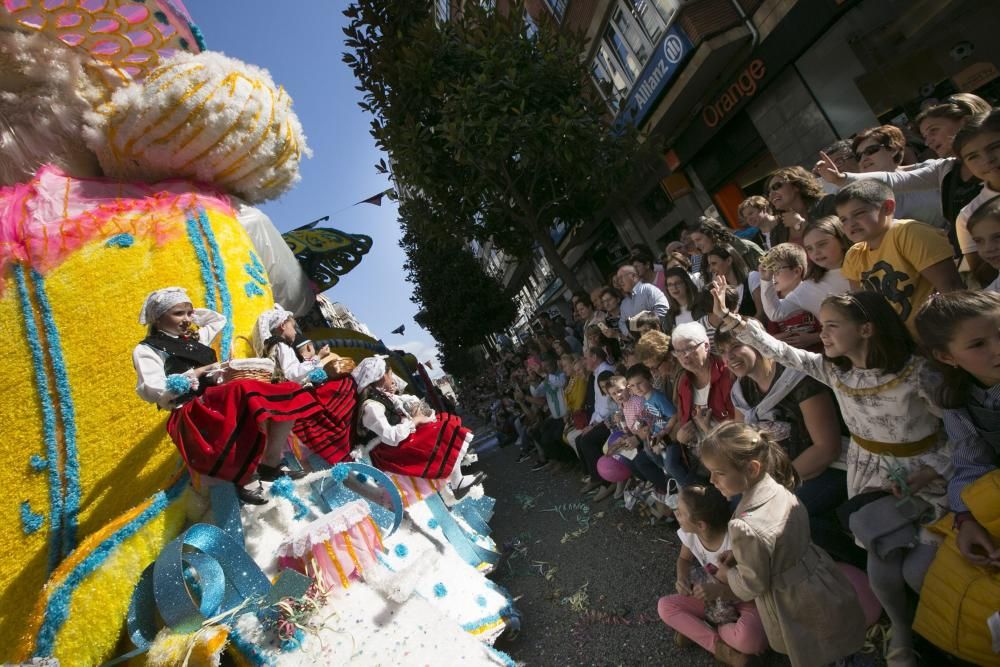 Oviedo celebra el desfile del Día de América en Asturias