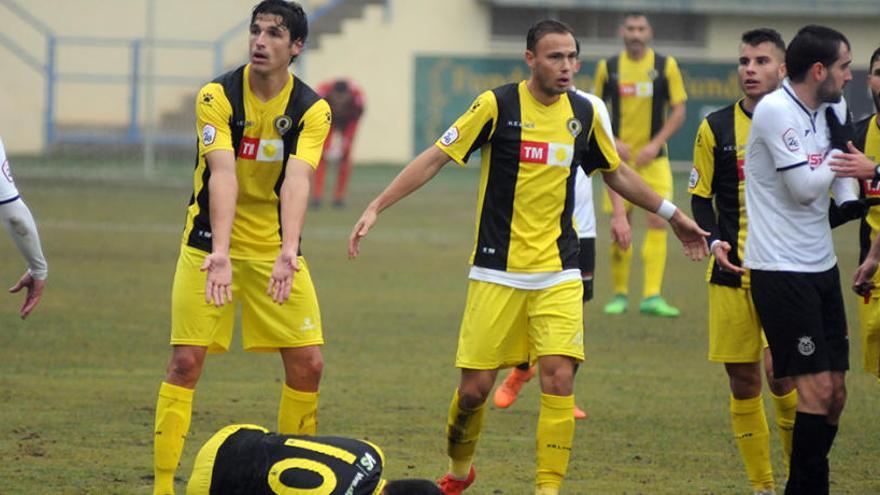 Fran Miranda y Pablo Íñiguez protestan al colegiado la falta sobre Carlos Martínez que ocasionó la expulsión del futbolista del Conquense.