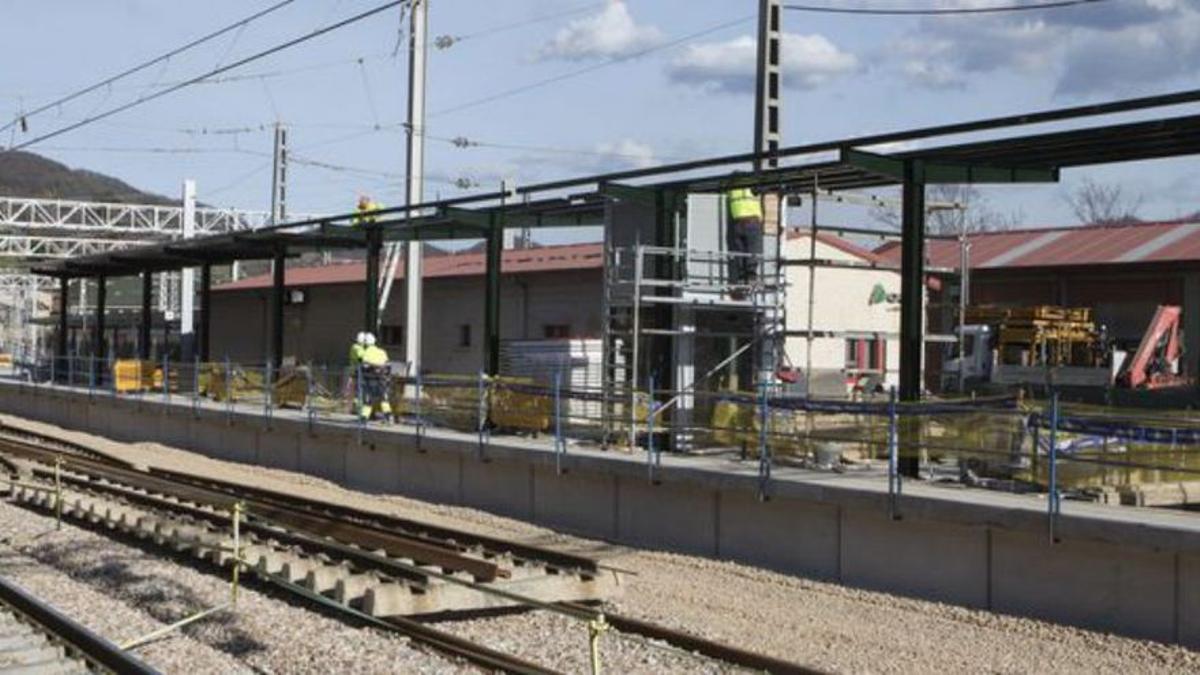 Obras del AVE a Asturias en la estación de Lena en diciembre.