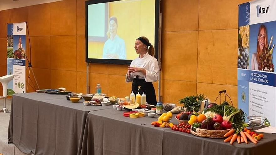 La Chef Gabriela Tassile durante el showcooking de Araw.