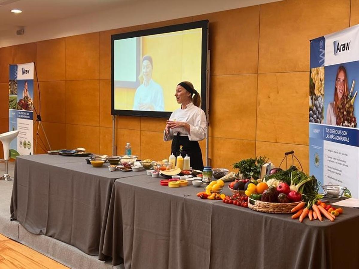 La Chef Gabriela Tassile durante el showcooking de Araw.