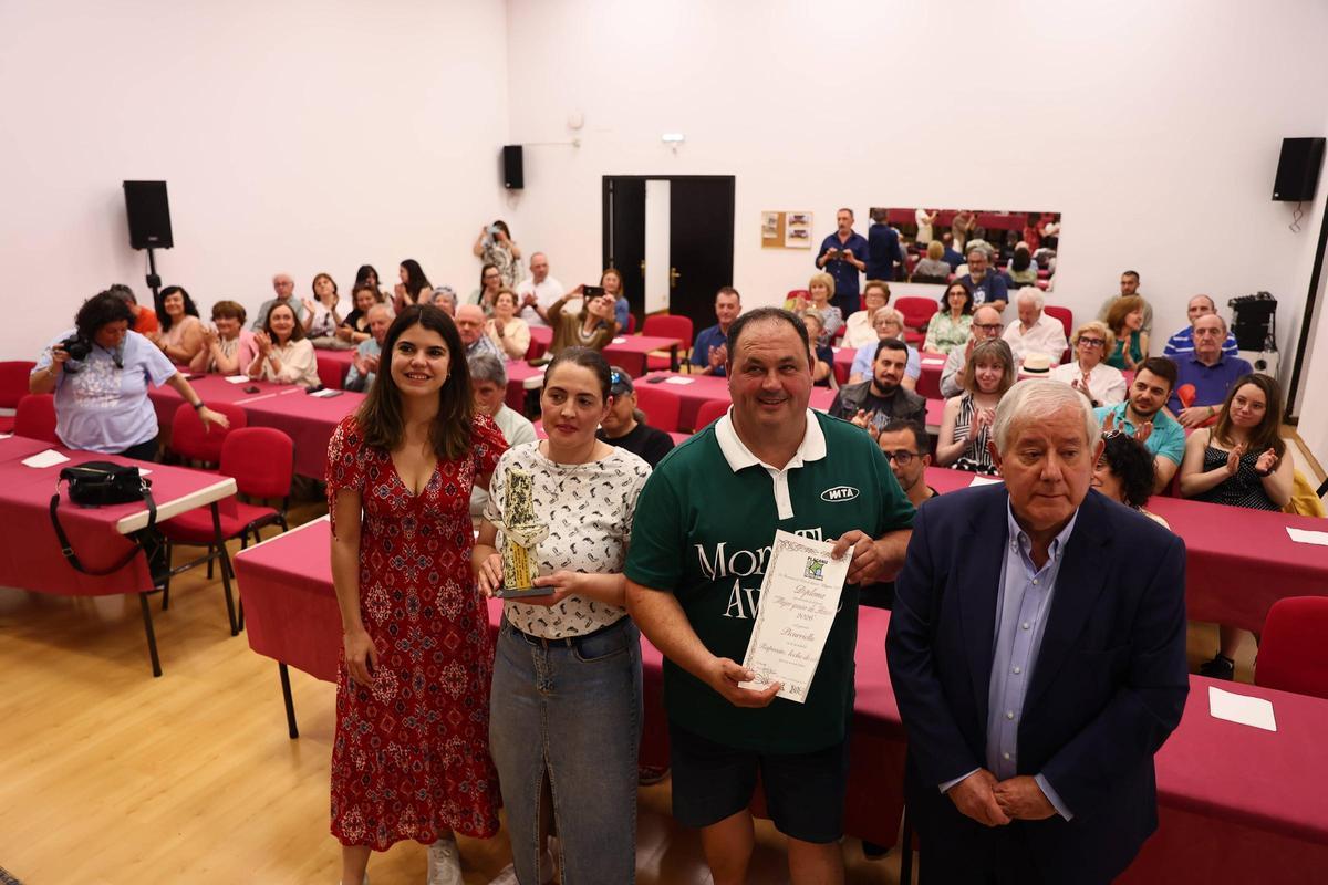 Raquel Ruiz, Irene San Pedro, Aurelio López y José Jiménez, en el salón de actos del Centro de Mayores de Las Meanas.