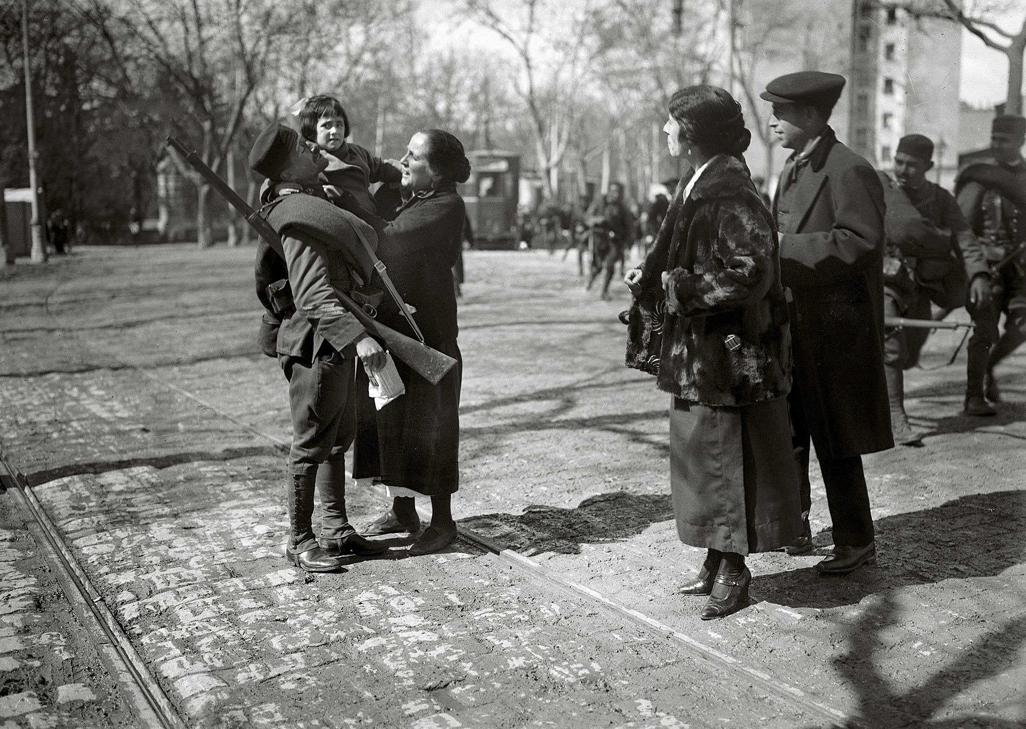 Llegada de África del Batallón del Regimiento del Rey, Madrid, abril de 1925.