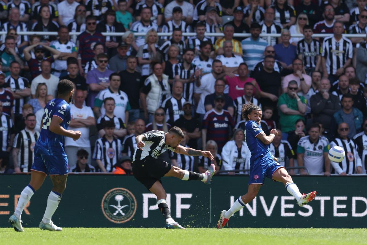 Bruno Guimaraes en una acción del duelo entre el Newcastle y Chelsea en la primera vuelta de la Premier League 2025/26