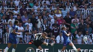 Bruno Guimaraes en una acción del duelo entre el Newcastle y Chelsea en la primera vcuelta de la Premier League  2025/26
