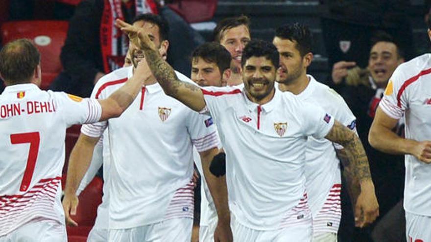 Los futbolistas del Sevilla celebran uno de los goles.