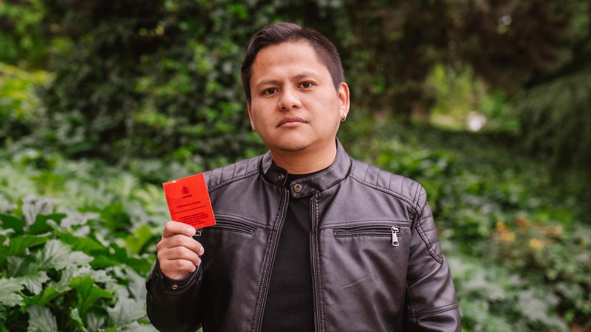 Edward Rafael Pirca posa con su 'tarjeta roja', el documento provisional que acredita la condición de solicitante de asilo en Madrid