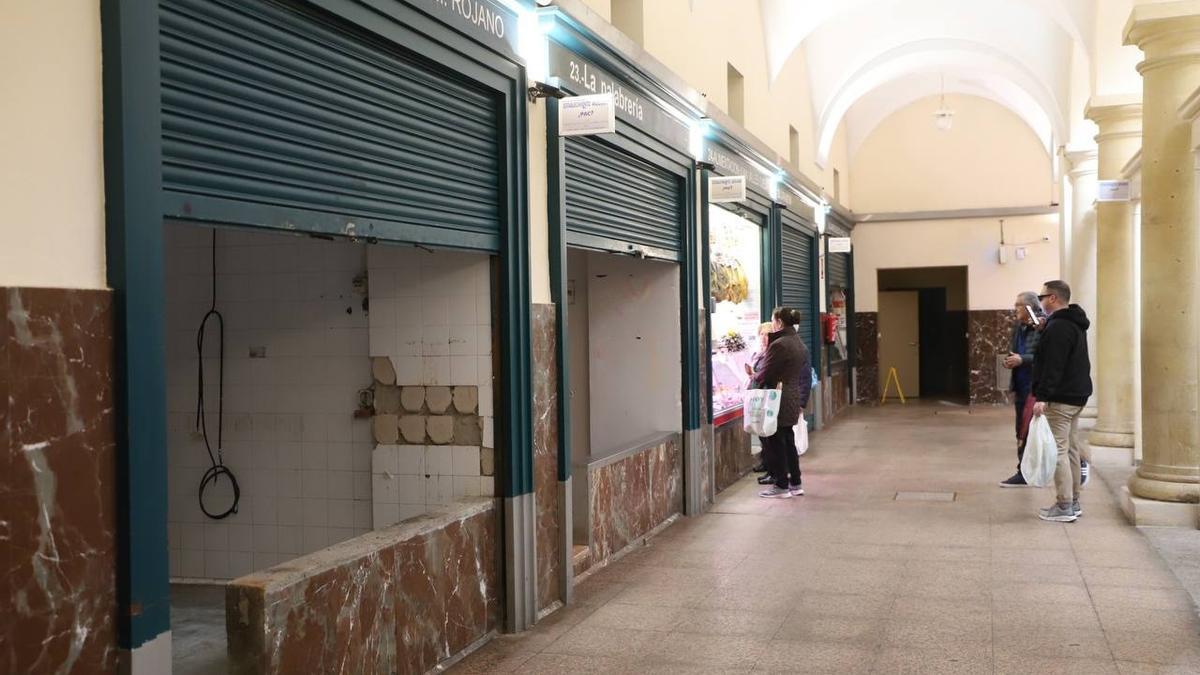 Puestos vacíos en el mercado de la Corredera.