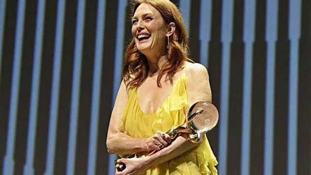 Julianna Moore, ayer, tras recoger el galardón.