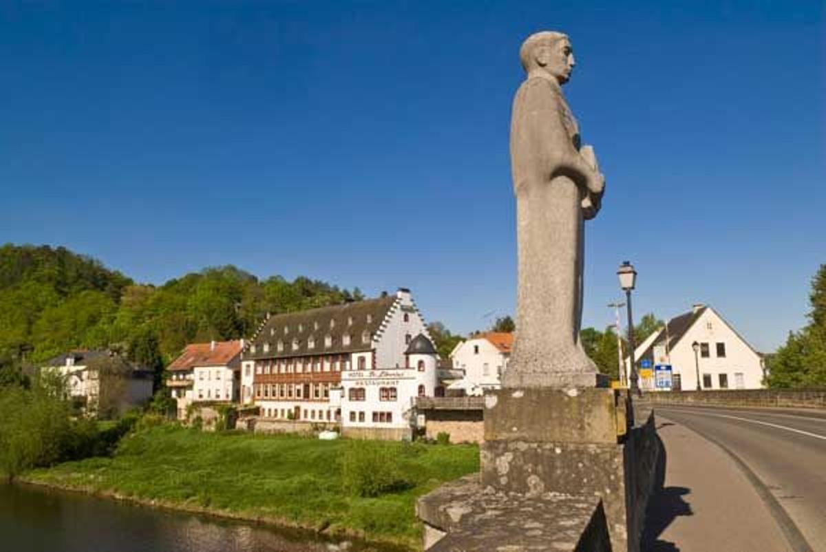 Puente sobre el rio Sure y estatua de Johannes Bertels