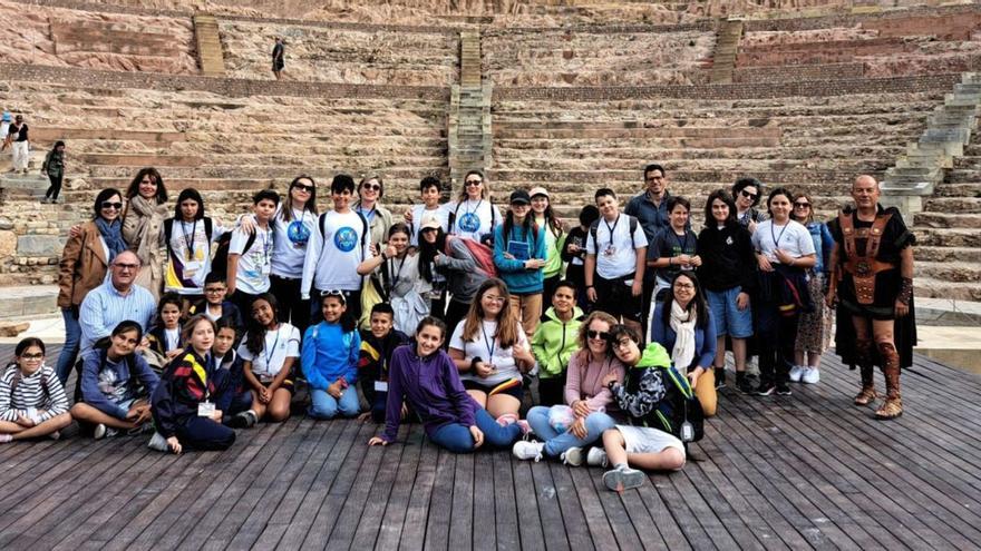Los alumnos de Badajoz, Lugo y Canarias visitaron el Teatro Romano de la ciudad portuaria. | L.O.