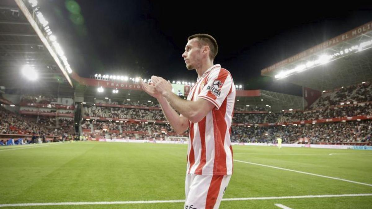 Dubasin aplaude a la afición tras su sustitución. | JUAN PLAZA