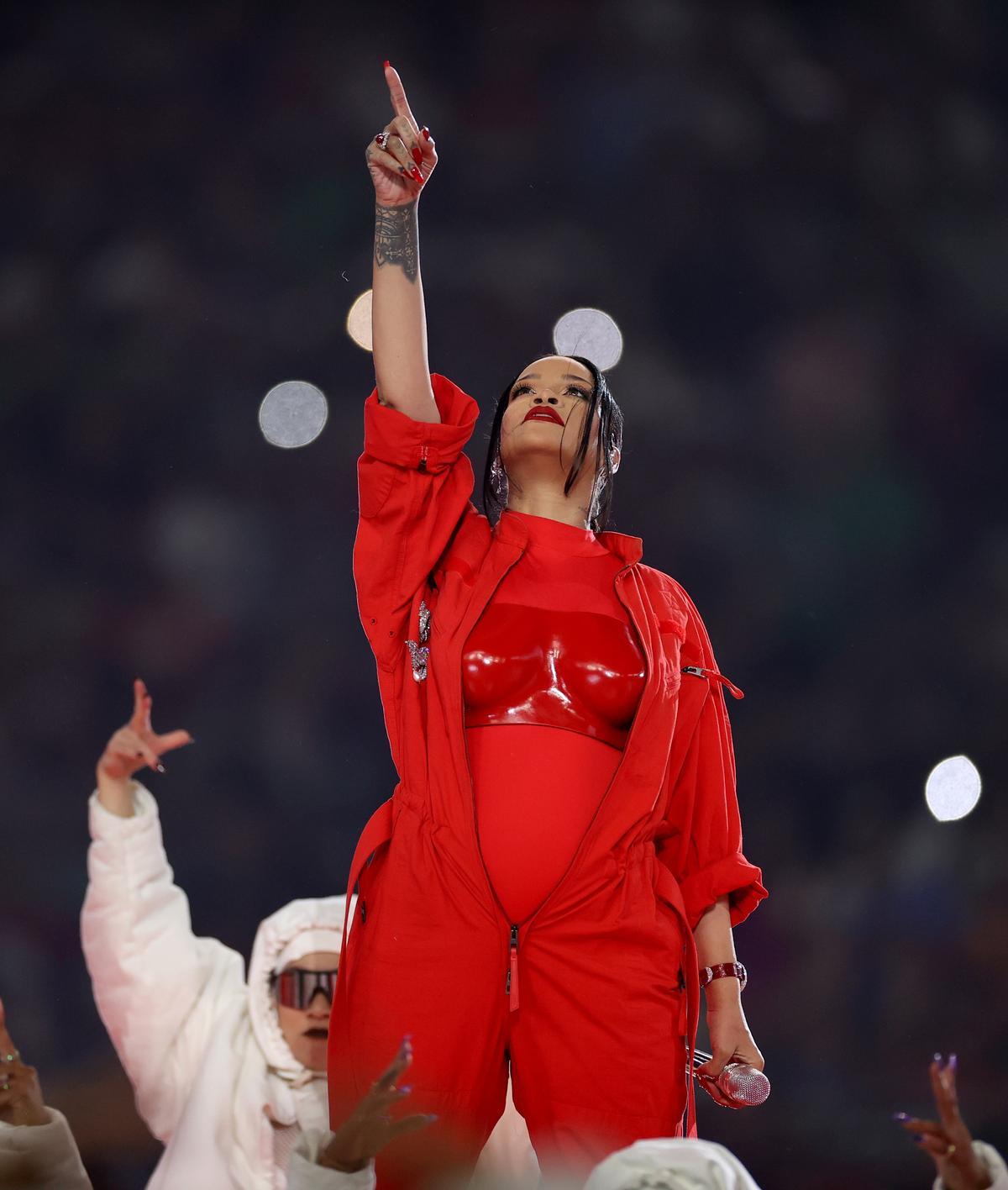 Rihanna revela su segundo embarazo en su regreso musical en la Super Bowl