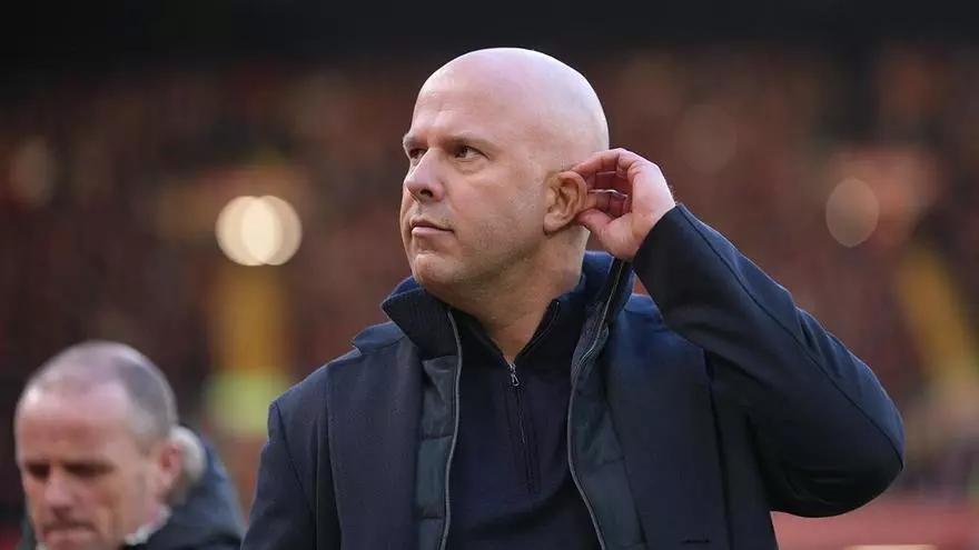 Slot bromea sobre Xabi: "Me llamó y dice que viene el seis meses"