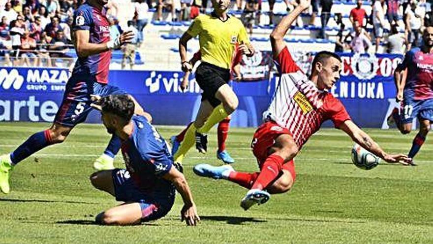El Sporting, que acabó con diez, cede en Huesca su primera derrota