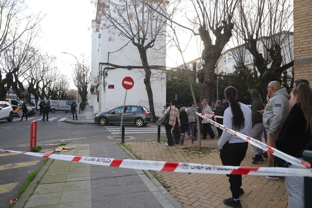 Vecinos del Sector Sur, en la calle Loja, acordonada tras el apuñalamiento mortal de un hombre.