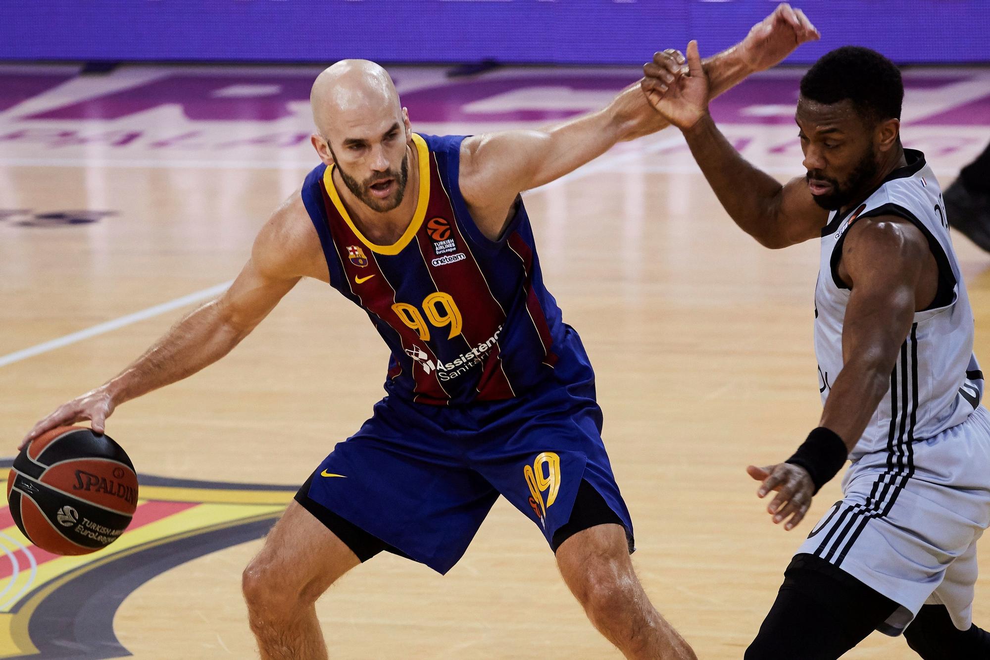 Nick Calathes defendiendo el balón durante el partido