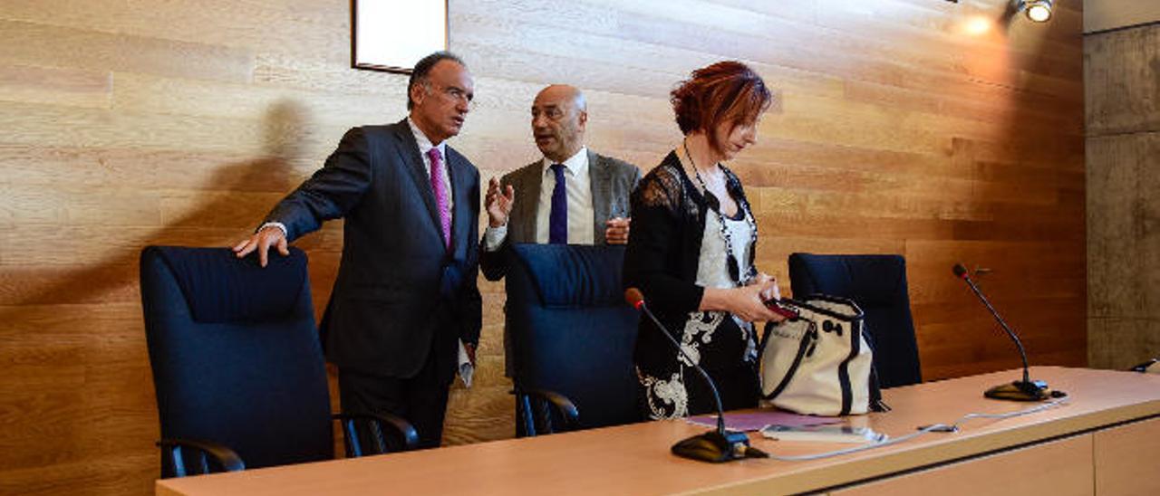 Antonio Sánchez Tetares, José Luis Berna Márquez, Olimpia del Rosario Palenzuela, Luis Montalvo Lobo, Esperanza Ramírez Eugenio y Pedro Herrera Puente, ayer, en le Colegio de Abogados de Las Palmas.