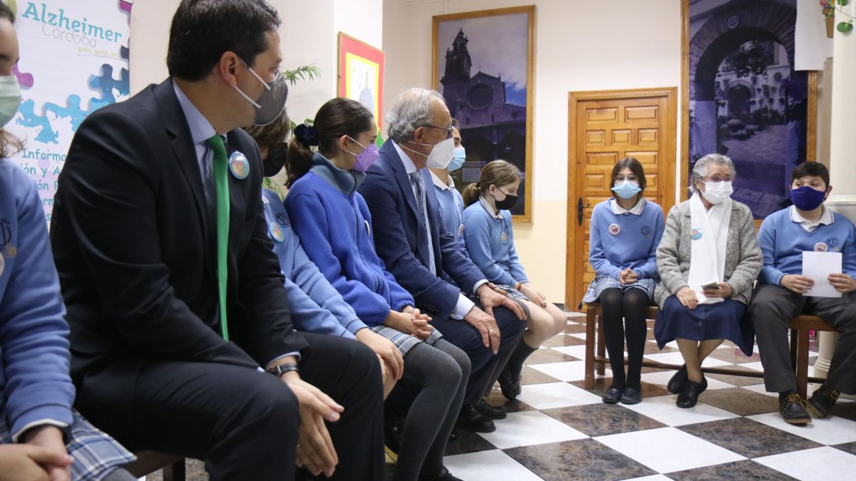 José María Bellido y Rafael Luque, en el colegio La Milagrosa, junto a alumnos del centro y la directora, sor María Luisa.