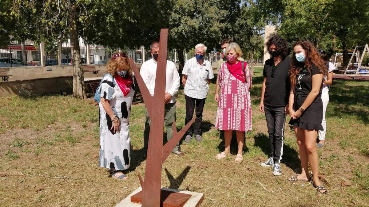 Autoridades autonómicas y municipales, junto a la escultura que pretende rescatar la memoria de las víctimas del franquismo.