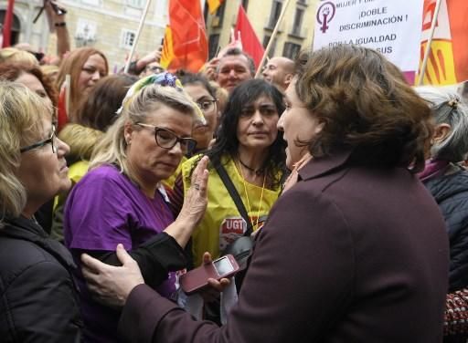 Una mujer habla con la alcaldesa de Barcelona Ada Colau durante una protesta en la ciudad condal.