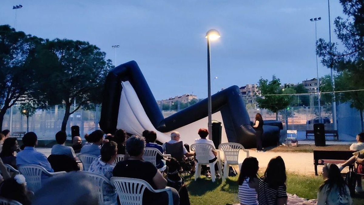 La pantalla del cine de verano de Hortaleza, desinflada.