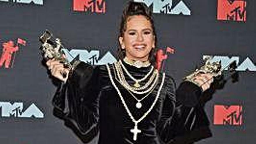 Rosalía posa con los dos galardones de los MTV Video Music Awards.