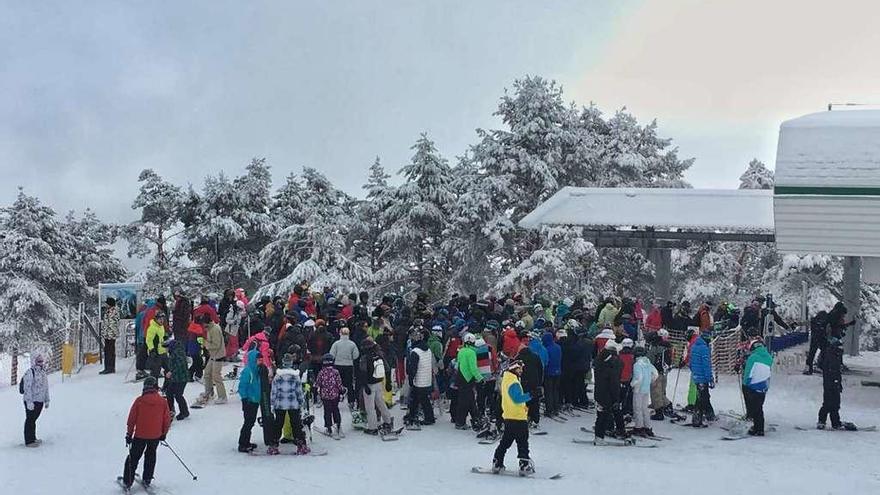 Gente disfrutando de la nieve en la estación de esquí de Manzaneda.