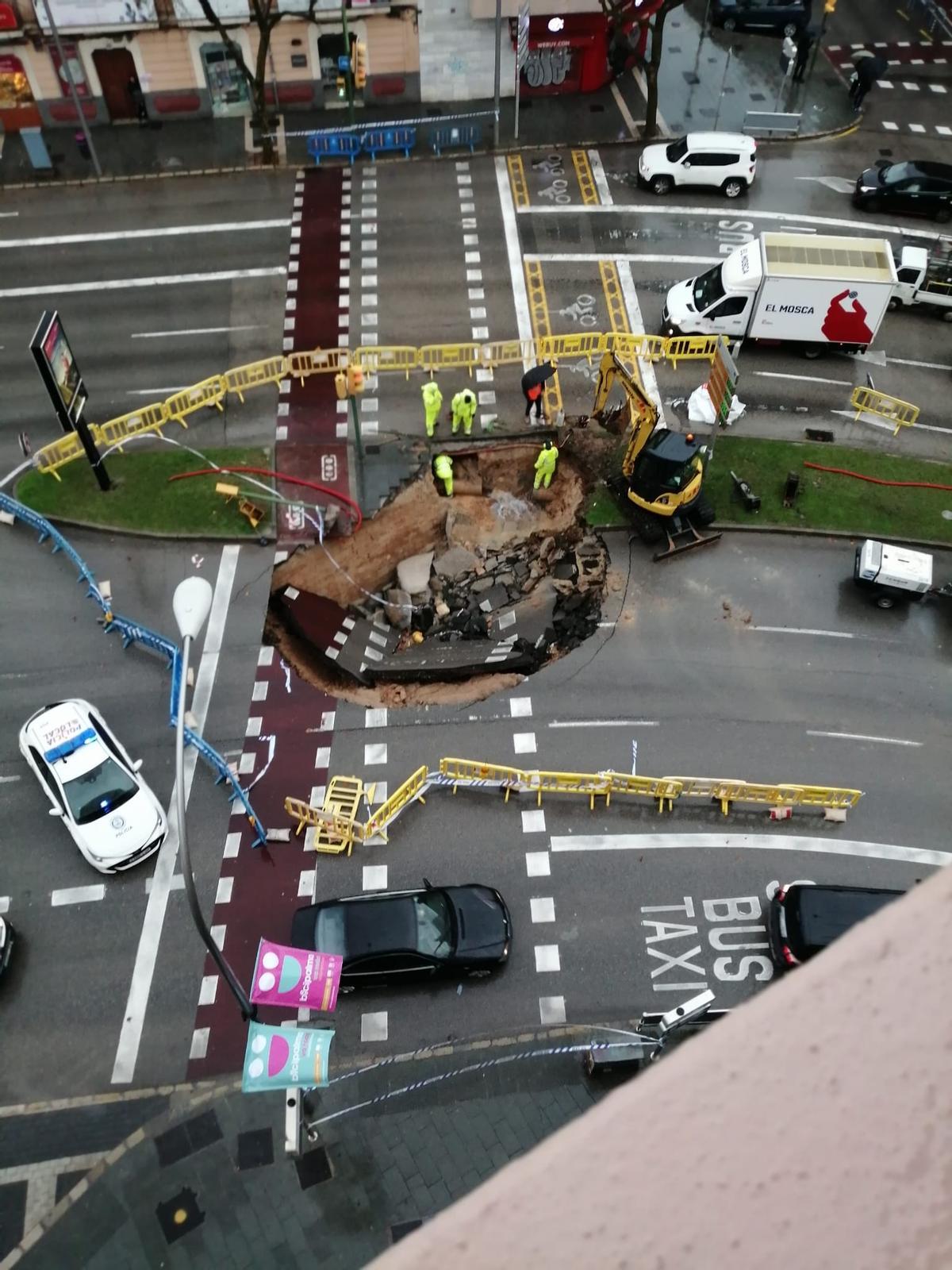 FOTOS | La borrasca Juliette provoca un socavón en las avenidas de Palma FOTOS | La borrasca Juliette provoca un socavón en las avenidas de Palma