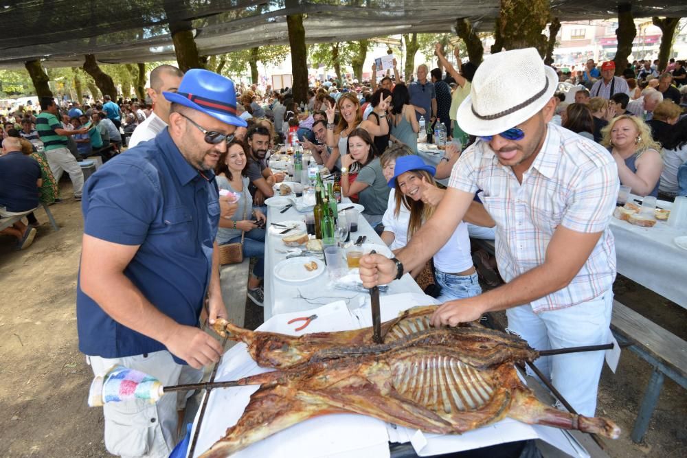 Moraña fue hoy el templo del carneiro ao espeto, plato que degustaron los vecinos y los visitantes acompañado de empanadas de zorza o bacalao con pasas